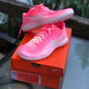 Women’s Nike Flex 2017 RN (Size 8)